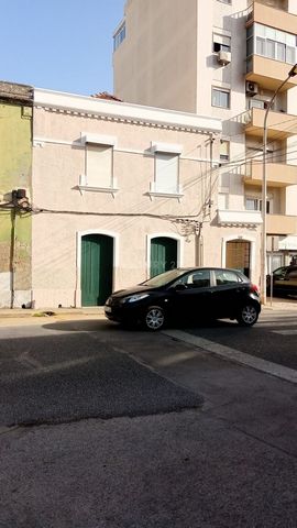 In the center of Setúbal, building in total ownership. For the rental market with a residential unit on the 1st floor and a commercial unit on the ground floor, available for the construction of a quality new building with the possibility of a high r...