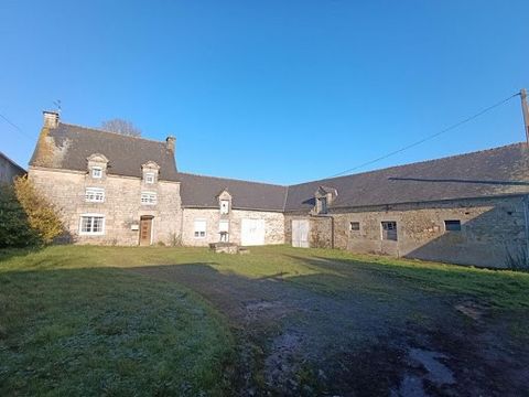 Ontdek deze oude boerderij gelegen in een gehucht tussen Noyal Pontivy en Pontivy, op minder dan 5 minuten van alle voorzieningen. Dit typische vastgoedcomplex beplant op 4,8 hectare bestaat uit een charmant hoofdgebouw uit 1790 dat volledig moet wor...