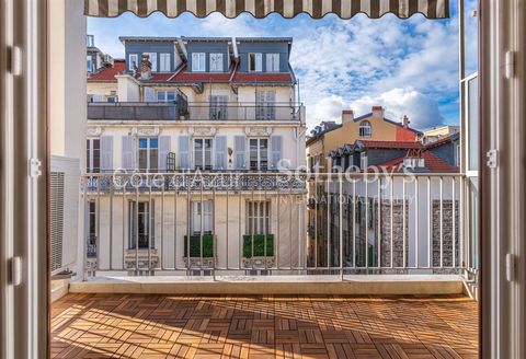 Nice Musiciens This 92 m² corner apartment with 3 rooms is located on the 4th floor with elevator access, offering spacious interiors and an excellent location. The property includes a large entrance with storage, a 24 m² living room opening onto a s...