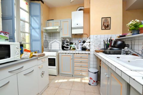 Investissement Locatif : Situé dans la charmante ville de Sainte-Foy-la-Grande (33220), cet appartement en pierre de 80 m² vendu avec un bail de 3 ans en cours ( à partir du 1/02/2023). Doté de 3 pièces dont 2 chambres, cet appartement comprend une c...