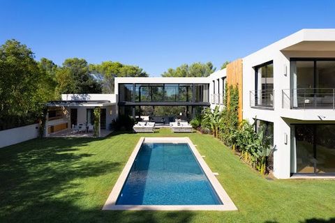 This newly built contemporary villa, located in a private, secure estate in Mougins, embodies modern luxury with its expansive 700 sq.m of living space. Completed in 2023, the villa features double-height ceilings in the large living and dining area,...