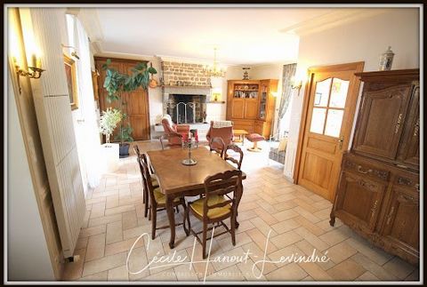 Rare in the area. Located in the immediate vicinity of the city center of Avranches, South sector close to a supermarket, health center, schools and high schools, this pretty bourgeois stone property of 174 m2 of living space will easily accommodate ...