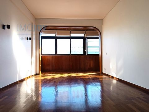 Apartamento de 3 dormitorios, 4 habitaciones, con buena distribución de sol, buenas zonas y vistas despejadas en un edificio con 2 ascensores, situado en el centro del Bairro do Restelo. Funciones: - Puerta blindada; - Cocina totalmente equipada con ...