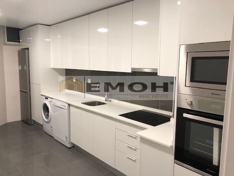 Volledig gerenoveerd appartement met 3 slaapkamers met totale werken Volledig ingerichte keuken. Badkamers met materialen van uitstekende kwaliteit, gelakte aluminium kozijnen, witte kleur met dubbele beglazing, thermische luiken, gepantserde deur, z...