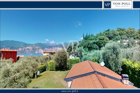 Entdecken Sie diese freistehende Villa in einer der prestigeträchtigsten Lagen von Malcesine. Nur wenige Schritte vom charmanten Ortszentrum entfernt, bietet dieses Anwesen sowohl Ruhe als auch bequemen Zugang zu allen Annehmlichkeiten. Die Villa bie...