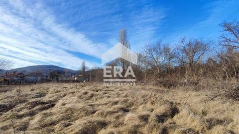 ERA ImotiTe offers for sale a regulated plot of land located in the village of Strazha, municipality of Sofia. Targovishte. The plot has an area of 900 sq.m. and offers a great opportunity to build a Family House. The plot is rectangular with regular...