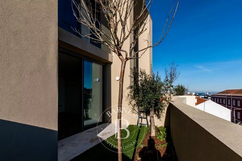 Apartamento duplex a estrear com 3 quartos num novo empreendimento com Hotel 5 estrelas na zona do Panteão Nacional. Com cerca de 156m2, jardim, vista sobre o rio Tejo, muita luz natural, dois lugares de estacionamento e uma arrecadação incluídos. Te...