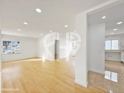 Appartement de 4 chambres entièrement rénové à Olhão, Algarve Nous vous présentons un magnifique appartement de 4 chambres, entièrement rénové, situé au cœur d’Olhão, l’un des joyaux de l’Algarve. Cet espace moderne et accueillant est idéal pour ceux...