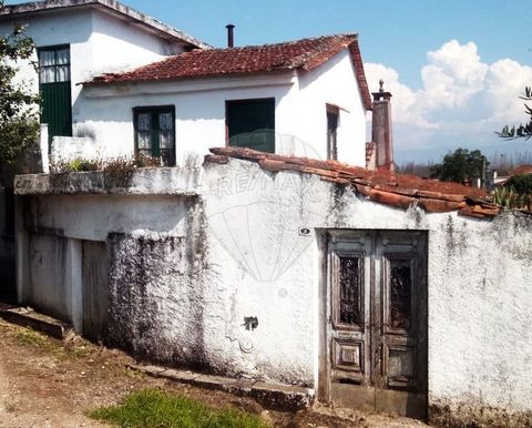 Maison de village à Quinta da Galvã, Paroisse de Lourosa, Oliveira do Hospital Explorez le potentiel illimité de cette charmante maison de village. Avec une surface de construction brute généreuse de 245m² sur un terrain de 274m², cette propriété off...