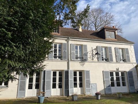 Coup de coeur ! Dans village recherché à quelques minutes de Houdan, nous vous proposons cette très belle maison de charme alliant l'ancien et les beaux volumes de la propriété bourgeoise, 200 m² habitable env. sur jardin clos de murs et arboré de 20...