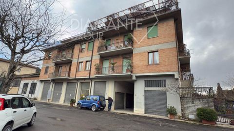 Chiusi (SI); Chiusi Scalo: Attico di 140 mq composto da: Ingresso, soggiorno, cucina, tinello, tre camere da letto e bagno. La proprietà comprende ampia terrazza di 120 mq con vista su Chiusi e garage a piano terra di circa 18 mq. Possibilità di acqu...