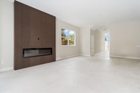 Sumérjase en el pináculo del lujo con esta próxima residencia en el corazón de East Delray Beach, ahora mejorada con una variedad infinita de características premium. Abarcando un amplio 3800 pies cuadrados bajo el aire, más de 4600 pies cuadrados to...