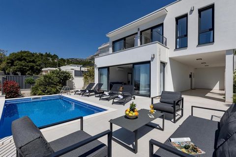 Eingebettet in die malerische Weite von Veliko Brdo, in der bezaubernden Region der Makarska Riviera, steht eine neu errichtete Villa mit Swimmingpool. Dieses moderne Anwesen erstreckt sich über großzügige 220 Quadratmeter auf einem insgesamt 463 Qua...