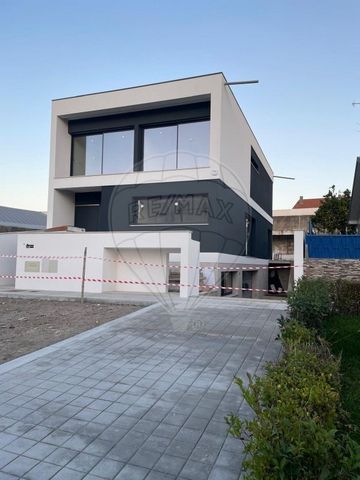 Nieuw luxe T4 huis in Senhora da Hora – Zona dos Caulinos, Matosinhos Ontdek dit exclusieve T4-huis, gelegen in een rustige en goed gelegen woonwijk, in Senhora da Hora, in Matosinhos. Met een moderne constructie en hoogwaardige afwerking biedt deze ...