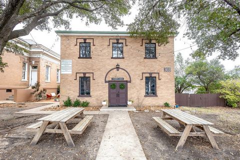 A rare opportunity to own a piece of Rockwall’s history in the heart of Downtown. This unique commercial property features a 1913-built historic church, fully gutted and ready for renovation, offering endless possibilities for an event venue, boutiqu...