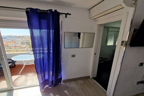 Questo accogliente appartamento, situato nel cuore di Torremolinos, offre la base perfetta per una vacanza indimenticabile sulla Costa del Sol. Grazie alla posizione centrale, è a pochi passi da splendide spiagge, negozi affascinanti, bar vivaci e de...