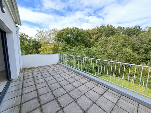 SAINT JEAN DE LUZ - - A 5 min du Golf de Chantaco Au calme et en position dominante, maison contemporaine de 170m2 agrémentée de son jardin paysager de 500m2 à 10minutes des plages et du centre ville.  Tournée vers la nature, venez découvrir cette vi...