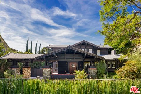 Nestled in the heart of St Andrews Square, this exquisite home is a recognized Los Angeles Historic-Cultural Monument built around 1912. Crafted by visionary architect Arthur S. Heineman, it exemplifies the beauty of California Craftsman design from ...