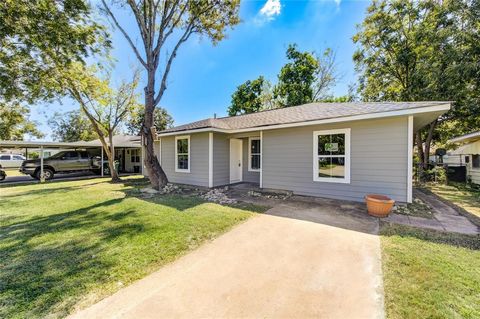 Amazing 4 bedrooms 1 bath fully remodeled home in Pasadena. This home is full of upgrades with a 2024 new roof, new siding, new AC unit, new water heater, new paint and new flooring, new double pane windows. Each bedroom with new ceiling fans. New ap...