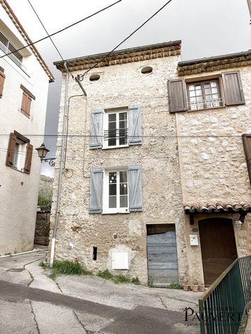 Découvrez cette authentique maison de village de 71 m2, alliant le charme de l'ancien et le confort moderne. Avec ses trois belles chambres, lumineuses, parfaite pour accueillir une famille. Idéalement située, à proximité des commodités et des transp...