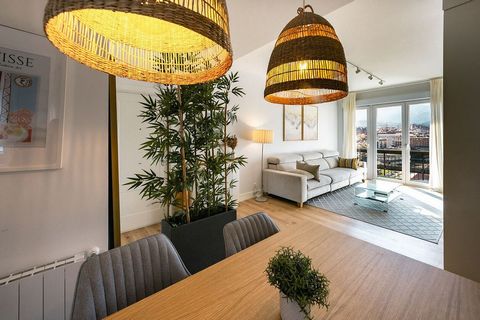 Best House bietet Ihnen exklusiv diese komplett renovierte Wohnung im Herzen von Abando an. Sie besticht durch hochwertige Ausstattungen und bietet einen modernen, groÃŸzÃ¼gigen und hellen Raum, der in Bilbao seinesgleichen sucht. Die Wohnung befinde...