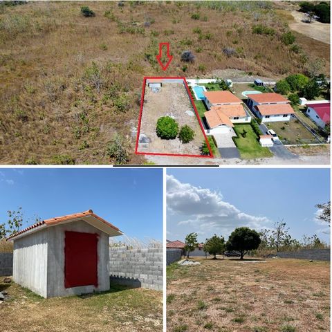 Flat land, titled, with an area of 692.65 square meters (7,411 square feet). Located in a quiet and peaceful environment, this land offers the perfect canvas to build the home of your dreams or develop a unique project. With perimeter walls on three ...