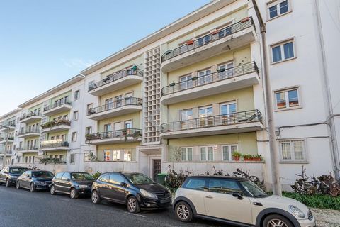 5 bedroom apartment located in an emblematic building on Rua Frei Amador Arrais, in Lisbon, in the parish of Alvalade. This property stands out for its excellent condition, both of the apartment and the building, which includes traditional features s...