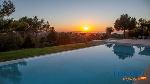 Das Hotel liegt auf der Spitze des Hügels mit einem ATEMBERAUBENDEN BLICK auf die Bucht von Sant José, HERRLICHE EXKLUSIVE Villa auf einer Ebene, mit High-End-Service und einer UNGLAUBLICHEN AUSSICHT. Große Eingangshalle, die sogar zum RIESIGEN Wohn-...