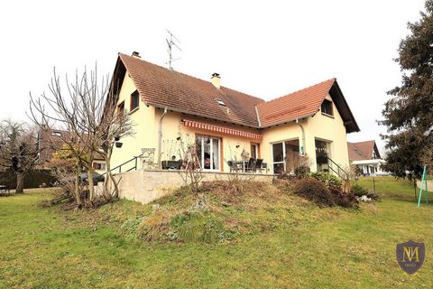 Situation idyllique sur les hauteurs avec vue dominante à 10 minutes de Bâle, agréable maison année 1982 de 164 m2 habitables, comprenant : une entrée, une cuisine équipée et un grand salon séjour avec cheminée donnant sur une terrasse et un jardin, ...