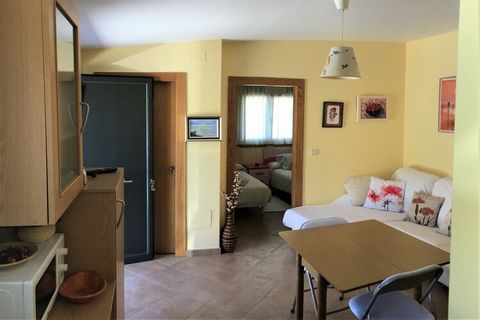 Questa bella casa vacanze è composta da 3 graziosi appartamenti, ognuno con ingresso indipendente. L'appartamento Prudencio è il più piccolo dei tre ed è adatto a una coppia con 1 o 2 bambini. La casa si trova nel comune di Cangas, tra la Ria di Pont...