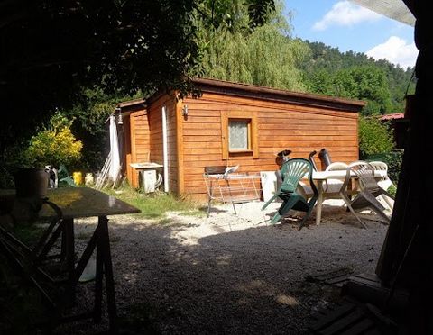 In einem Wohnfreizeitpark, der das ganze Jahr über 7 Tage die Woche und 24 Stunden am Tag geöffnet ist, befinden sich zwei Chalet-artige Wohnungen mit jeweils 30 m2 Wohnfläche. Ideal für Pied-à-Terre, Zweitwohnsitz oder Hauptwohnsitz. Sie besitzen di...