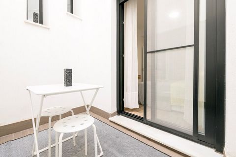 Este acogedor apartamento les ofrece todos los servicios que necesitas para disfrutar de sus vacaciones. Situado en la planta baja de un edificio cuenta con una pequeña terraza interior que es ideal para que desconecten junto a sus acompañantes despu...