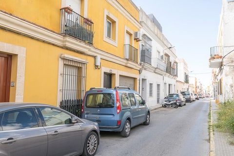 Situado en un tercer piso con ascensor, este apartamento se encuentra en el ático des de dónde podrán disfrutar de las vistas al centro de la ciudad y hasta podrán apreciar la tranquilidad del mar a lo lejos. No hay mejor manera para empezar el día q...