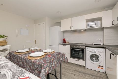 If you feel like exploring the south of Spain and soaking up its elf, this is the ideal accommodation for you. Located in a very central area of ​​the city, the apartment has a balcony and large windows that make the rooms bright and also offer views...