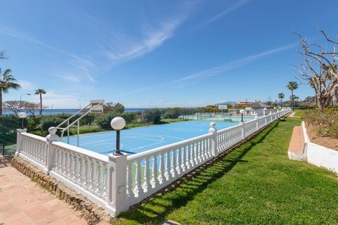 Les installations de l'urbanisation avec vue sur la mer ne pourraient pas être plus complètes. À la piscine au sel rafraîchissante de 40x30 mètres et d'une profondeur de 2 mètres s'ajoutent un terrain de football, plusieurs courts de tennis et un ter...