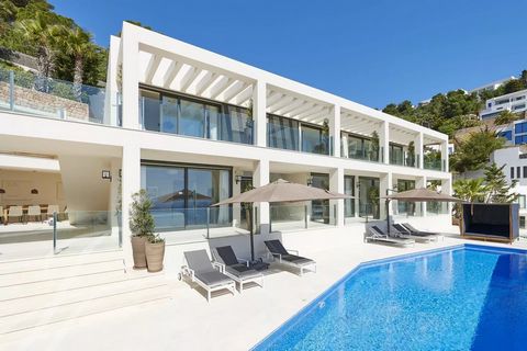 Located in an exclusive private community, this luxury villa has been completely renovated and offers a contemporary style ideal for enjoying life in Ibiza. With a tourist license, it is perfect as a permanent residence or as an investment with great...