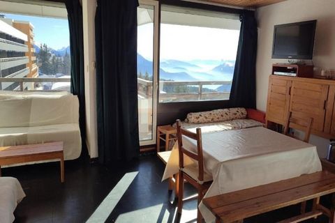 Dit gezellige appartement in Chamrousse heeft 1 slaapkamer en biedt plaats aan maximaal 6 gasten. Met een totale oppervlakte van 40 m² is het volledig uitgerust voor een comfortabel verblijf. Het ligt direct aan de voet van de skipiste, biedt een pra...