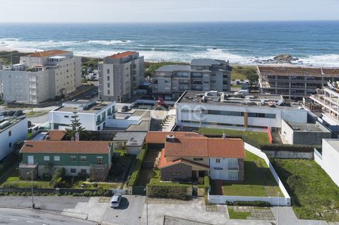 Identificação do imóvel : ZMPT574166 Découvrez cette magnifique maison de luxe de 3+1 chambres, située à Vila do Conde, dans un emplacement privilégié à quelques pas de la mer. Avec 3 façades et une architecture unique qui allie charme et sophisticat...