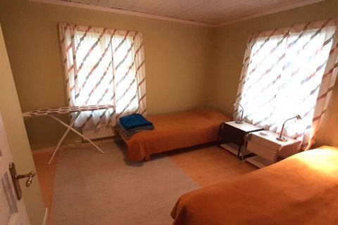 Benvenuti in questo accogliente appartamento a Säffle, situato nel Värmland meridionale, al confine con il Dalsland. La proprietà dispone di giardino e patio, che offrono un angolo di pace dove rilassarsi dopo una giornata di esplorazione. È disponib...