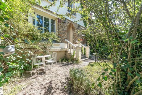 A 100 m du Bois, 400 m du RER A, 1,2 km du Métro