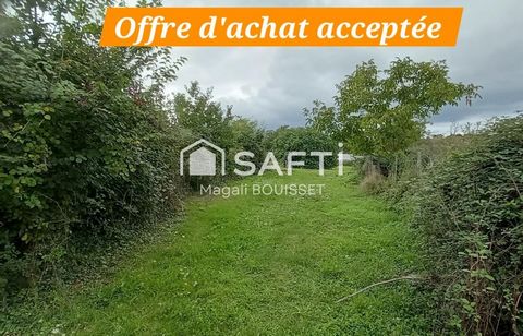 Terrain constructible de 1399m², assainissement collectif, raccordements en bordure du chemin.