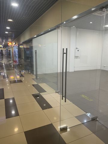 Арт. 123121634 Продам нежилое помещение свободного назначения 45 метров на плане В35 . Помещение с офисным ремонтом, высота потолков 4 метра, имеет стеклянную витрину, установлена система кондиционирования, видеонаблюдения, вентиляция, пожарная сигна...