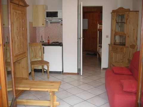 The Residence Le Château is is a quiet area of Les Houches 350 m from the Prarion cable car and the ski school. The centre of Les Houches is 1.8 km away from the residence. The 4 storey buildings do not have lifts. There is a private car park for res...