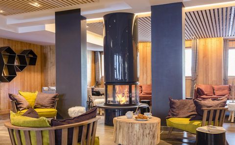 Ideally situated on the ski slopes of Tignes 1800, the residence Club MMV L'Altavia**** is protected by woodland and rocks. It overlooks the slopes with a large south-facing terrace with restaurant and indoor heated swimming pool. The residence is lo...