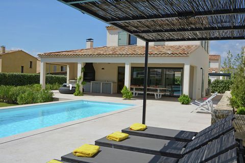 Ubicado en Malaucène, al pie del Mont Ventoux, esta villa vibrante es perfecta para una escapada familiar. Con 4 habitaciones, este puede alojar hasta 12 personas. Cuenta con una piscina privada calentada 27 grados para relajarse y relajarse en un ca...