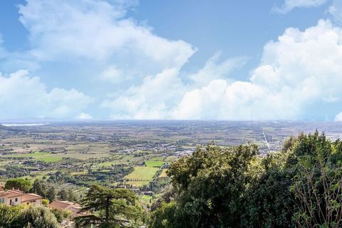 Esta casa de campo de 1 dormitorio en Cortona tiene una piscina compartida y calefacción central para disfrutar. Es ideal para una familia de 3 para quedarse. Puedes disfrutar de las vistas de las colinas en Cortona. Cortona está a 5 km para explorar...