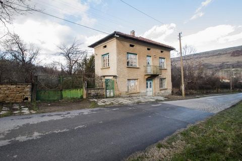 We present to your attention a house in the village of Dolna Beshovitsa, a wonderful area with amazing views, beautiful nature, fresh air and a peaceful atmosphere. The village is located within the Western Pre-Balkan, the valley of the Iskar River. ...
