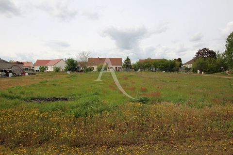 Located in the heart of the village of Huisseau sur Cosson, in a quiet street, this ready-to-build plot of 884 m² is serviced with drinking water, collective sanitation, electricity. Its 33-metre façade and flat appearance will facilitate contemporar...