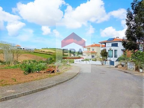 204 sq.m. plot of land for the construction of a townhouse with an area of 100 sq.m. and a construction area of 180 sq.m. plus 100 sq.m. of pit and 30 sq.m. of annex. Quiet area with several services and shops, 5 minutes from the village of Lourinhã ...