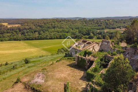 Architectural complex made up of the ruins of 2 farmhouses and a large barn, for comprehensive refurbishment, located on top of a hill with spectacular views. The origins of this property date back to the 17th century, and it still maintains its orig...